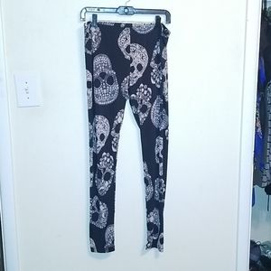 skull leggings fit like an XL